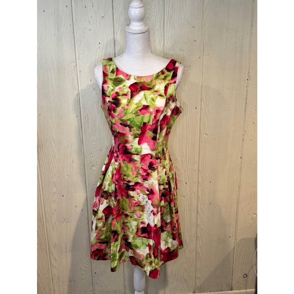Cue In The City Floral Fit and Flare Dress Medium - Picture 1 of 15